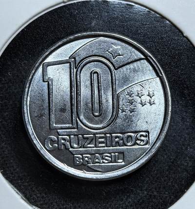 外国优质老铜币纪念币银币专场，周六晚上九点倒数截拍，满百包邮，节前出差在外，5月3日统一发货,可寄存半年，喜欢朋友微信扫描二维码可直接参拍 巴西农夫10克鲁塞罗，见证 1990 年代高通胀与经济动荡。硬币以劳动者与国旗元素为主题，反映当时巴西试图通过货币改革稳定经济，但仍处于高通胀背景下的过渡阶段。