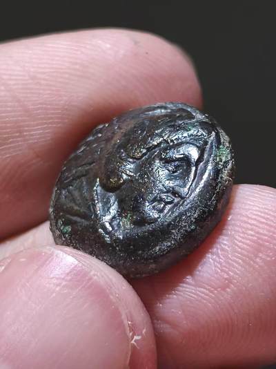 星盘世界钱币 5.2年度精品币大拍 一周年抽奖活动 古希腊马其顿帝国 公元前336-323 年 亚历山大三世 大力神和武器铜币。正面为戴涅墨亚狮皮盔的赫拉克勒斯头像，背面为赫拉克勒斯的标志性武器组合（狼牙棒、弓箭与箭囊）