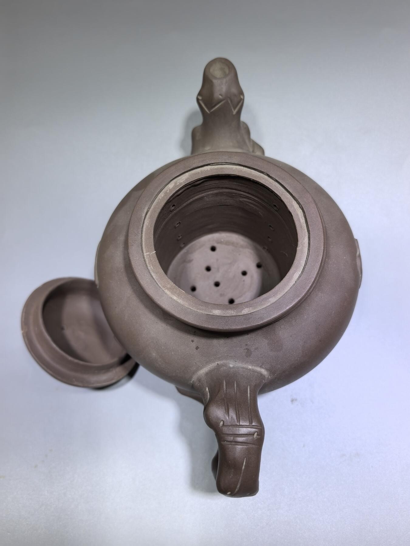 旧藏老紫泥梅桩紫砂壶，精选原矿紫泥，质地温润细腻，自带岁月沉淀的包浆质感。壶身以梅桩为形，壶嘴、壶把、盖钮皆塑为梅枝，壶身贴塑梅花纹饰，线条简练生动，尽显梅的傲骨清韵。器型饱满周正，出水流畅，是兼具实用与收藏价值的文玩茶器。