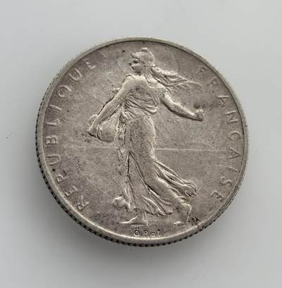 外国优质老铜币纪念币银币专场，周六晚上九点倒数截拍，满百包邮，节前出差在外，5月3日统一发货,可寄存半年，喜欢朋友微信扫描二维码可直接参拍 法国1910年播种女神2 法郎银币，刻有共和国格言，见证了法国第三共和国时期的经济与社会发展。
