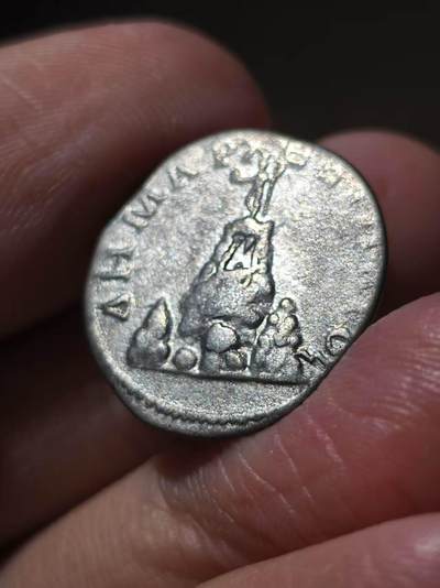 星盘世界钱币 5.2年度精品币大拍 一周年抽奖活动 罗马帝国 公元98-117年 图拉真 卡帕多西亚行省 一德拉克马银币 少见好品，带银光，磨损很少  正面为图拉真头戴桂冠面右侧像