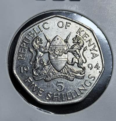 外国优质老铜币纪念币银币专场，周六晚上九点倒数截拍，满百包邮，节前出差在外，5月3日统一发货,可寄存半年，喜欢朋友微信扫描二维码可直接参拍 肯尼亚1994年5 先令。正面为第二任总统莫伊头像，背面是肯尼亚国徽与 “HARAMBEE（团结）” 格言，是肯尼亚独立后现代货币体系的代表。