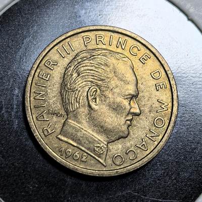 外国优质老铜币纪念币银币专场，周六晚上九点倒数截拍，满百包邮，节前出差在外，5月3日统一发货,可寄存半年，喜欢朋友微信扫描二维码可直接参拍 摩纳哥1962年10 生丁铜币。正面为兰尼埃三世亲王头像，背面是圣德沃特（摩纳哥守护圣徒）持剑盾像与 “Deo Juvante”（蒙神助）格言，是公国独立货币体系的典型代表。