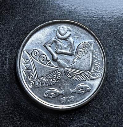 外国优质老铜币纪念币银币专场，周六晚上九点倒数截拍，满百包邮，节前出差在外，5月3日统一发货,可寄存半年，喜欢朋友微信扫描二维码可直接参拍 巴西渔夫10克鲁塞罗，币面以渔民、鱼与原住民纹饰为主题，体现巴西对沿海文化和本土传统的表达，见证了 80 年代末经济动荡中的货币流通。