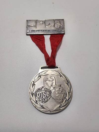 南水社第5次拍卖  东德（DDR）军队体育协会“前进”（ASV Vorwärts）成立20周年（1956-1976）纪念章 带绶带 章体完好 实拍如图