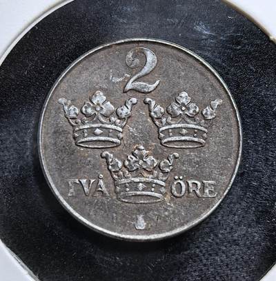 外国优质老铜币纪念币银币专场，周六晚上九点倒数截拍，满百包邮，节前出差在外，5月3日统一发货,可寄存半年，喜欢朋友微信扫描二维码可直接参拍 瑞典1949年2 欧尔，发行于二战结束后，瑞典处于中立政策下的恢复期，硬币设计延续了传统，强调国家稳定与人民团结，在战后经济复苏中扮演日常流通角色。