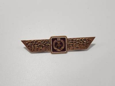 南水社第5次拍卖  东德NVA国家人民军 63版三级技能证章