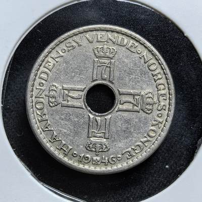 外国优质老铜币纪念币银币专场，周六晚上九点倒数截拍，满百包邮，节前出差在外，5月3日统一发货,可寄存半年，喜欢朋友微信扫描二维码可直接参拍 的挪威 1946 年1 克朗，发行于二战结束后，正面刻有国王哈康七世的名号与年号，见证了挪威从德军占领走向战后独立的历史转折，体现挪威战后经济复苏与君主制的延续。