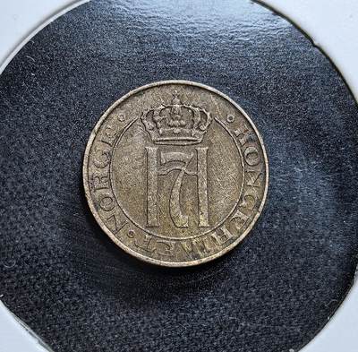 外国优质老铜币纪念币银币专场，周六晚上九点倒数截拍，满百包邮，节前出差在外，5月3日统一发货,可寄存半年，喜欢朋友微信扫描二维码可直接参拍 挪威哈康七世1929 年1 欧尔铜币，以三叶饰与王徽为特征，属独立后稳定发展阶段的流通辅币，见证挪威君主制确立初期的经济体系。