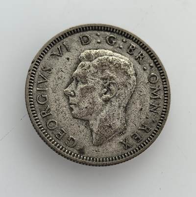 外国优质老铜币纪念币银币专场，周六晚上九点倒数截拍，满百包邮，节前出差在外，5月3日统一发货,可寄存半年，喜欢朋友微信扫描二维码可直接参拍 美品英国乔治五世1940年1 先令银币，正面为国王头像，背面是皇冠雄狮图案，是一战后英国经济恢复期的流通货币。