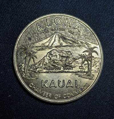 外国优质老铜币纪念币银币专场，周六晚上九点倒数截拍，满百包邮，节前出差在外，5月3日统一发货,可寄存半年，喜欢朋友微信扫描二维码可直接参拍 美国夏威夷考艾岛旅游纪念币直径39mm，重20.8g。正面以 “睡巨人” 等景点展现 “花园岛” 风光，背面为库希奥王子像，是当地商会推广旅游的纪念物。