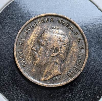 外国优质老铜币纪念币银币专场，周六晚上九点倒数截拍，满百包邮，节前出差在外，5月3日统一发货,可寄存半年，喜欢朋友微信扫描二维码可直接参拍 - 瑞典卡尔十五世 1864 年 1 欧尔铜币LA双点版，属瑞挪联盟末期流通辅币，以橡叶环饰为特色，见证瑞典工业化起步与君主制时代的经济体系。