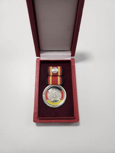 南水社第5次拍卖  东德（DDR）国家功绩奖章原盒原品 带略章 章体完好 实拍如图