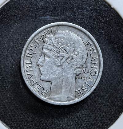 外国优质老铜币纪念币银币专场，周六晚上九点倒数截拍，满百包邮，节前出差在外，5月3日统一发货,可寄存半年，喜欢朋友微信扫描二维码可直接参拍 极美品法国第四共和国1947年50 生丁，由莫隆（Morlon）设计。二战后法国物资匮乏，币面的 “自由、平等、博爱” 与丰收角图案，是战后重建时期的典型象征。