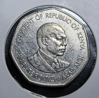 外国优质老铜币纪念币银币专场，周六晚上九点倒数截拍，满百包邮，节前出差在外，5月3日统一发货,可寄存半年，喜欢朋友微信扫描二维码可直接参拍 肯尼亚1994年5 先令。正面为第二任总统莫伊头像，背面是肯尼亚国徽与 “HARAMBEE（团结）” 格言，是肯尼亚独立后现代货币体系的代表。