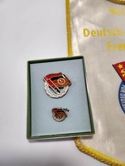 南水社第5次拍卖  东德（DDR）德苏友好协会（DSF）纪念套装（锦旗+银级纪念章徽章一对+原盒） 实拍如图