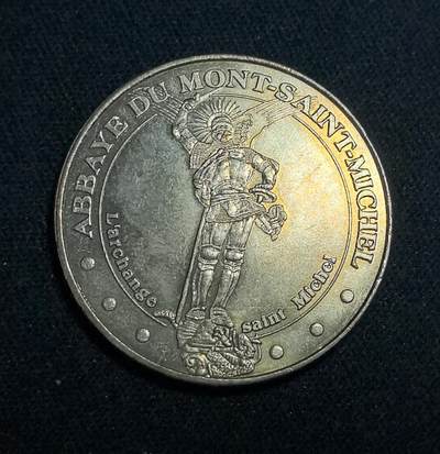 外国优质老铜币纪念币银币专场，周六晚上九点倒数截拍，满百包邮，节前出差在外，5月3日统一发货,可寄存半年，喜欢朋友微信扫描二维码可直接参拍 法国巴黎造币厂圣米歇尔山主题旅游纪念币直径34mm，重15.6g。正面是大天使圣米歇尔屠龙像，背面为造币厂标识与多国语言 “法国” 字样，属于法国景点系列纪念币非法定货币。