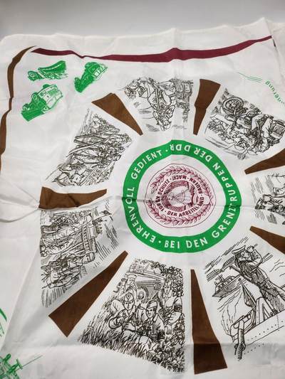 南水社第5次拍卖  东德（DDR）边防部队服役纪念丝巾 完整品 实拍如图