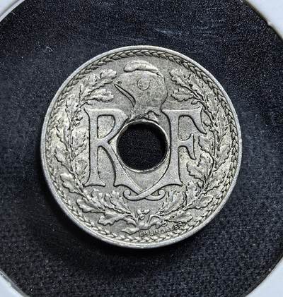 外国优质老铜币纪念币银币专场，周六晚上九点倒数截拍，满百包邮，节前出差在外，5月3日统一发货,可寄存半年，喜欢朋友微信扫描二维码可直接参拍 首年特年法国第三共和国1917年5生丁，为一战期间节省铜材而采用铜镍合金和圆孔设计，币面 “RF” 与 “自由・平等・博爱” 是共和精神的象征，见证了战时法国的经济与社会背景。