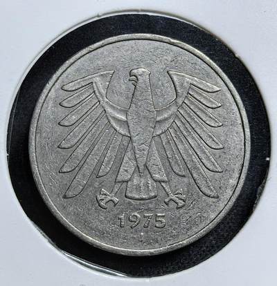 外国优质老铜币纪念币银币专场，周六晚上九点倒数截拍，满百包邮，节前出差在外，5月3日统一发货,可寄存半年，喜欢朋友微信扫描二维码可直接参拍 联邦德国1975年5马克，由汉堡造币厂（厂标 J）铸造。币面联邦鹰是西德的国家象征，见证了战后德国经济奇迹时期的稳定货币体系。