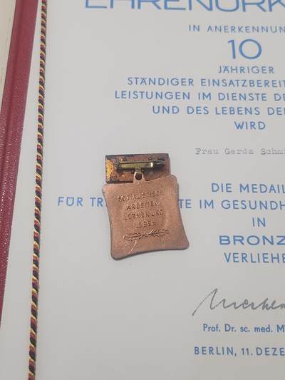 南水社第5次拍卖   东德卫生系统 Gerda Schmidt 红十字忠诚服务与社会主义劳动积极分子证书证书奖章一套 是上面那位得主的妻子