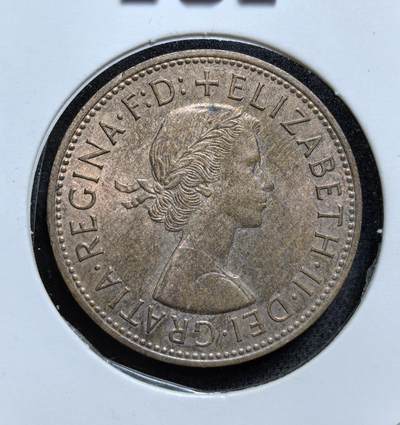 外国优质老铜币纪念币银币专场，周六晚上九点倒数截拍，满百包邮，节前出差在外，5月3日统一发货,可寄存半年，喜欢朋友微信扫描二维码可直接参拍 带点光英国伊丽莎白1967年1便士铜币，也是旧英镑币制的末代便士之一。它发行仅 3 年后，英国就推行十进制货币改革，是旧币制体系的终结见证。