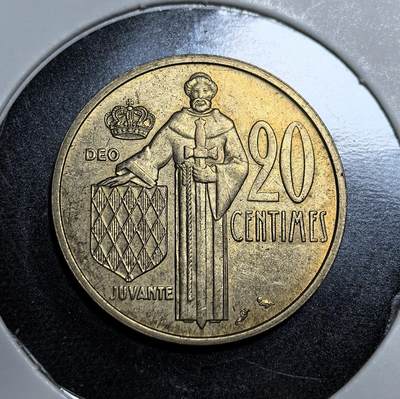外国优质老铜币纪念币银币专场，周六晚上九点倒数截拍，满百包邮，节前出差在外，5月3日统一发货,可寄存半年，喜欢朋友微信扫描二维码可直接参拍 摩纳哥1962年20 生丁铜币。正面为兰尼埃三世亲王头像，背面是圣德沃特（摩纳哥守护圣徒）持剑盾像与 “Deo Juvante”（蒙神助）格言，是公国独立货币体系的典型代表。