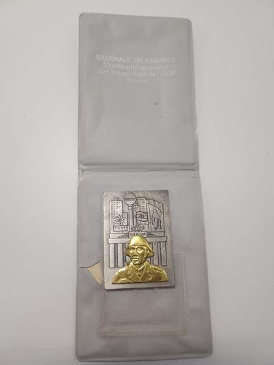 南水社第5次拍卖  东德国家人民军 柏林城防司令部金级纪念章原套原品 章体完好 有皮夹 皮夹内有破碎