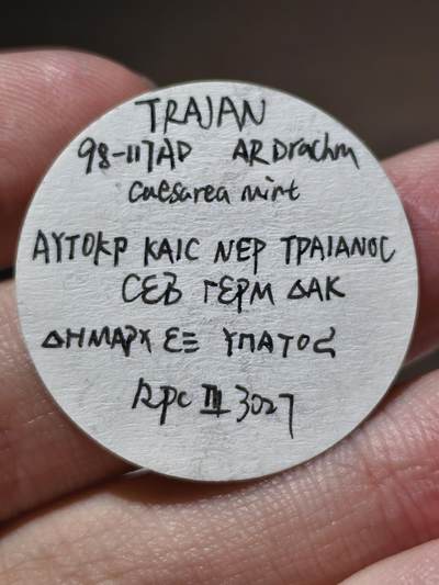 星盘世界钱币 5.2年度精品币大拍 一周年抽奖活动 罗马帝国 公元98-117年 图拉真 卡帕多西亚行省 一德拉克马银币 少见好品，带银光，磨损很少  正面为图拉真头戴桂冠面右侧像