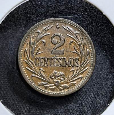 外国优质老铜币纪念币银币专场，周六晚上九点倒数截拍，满百包邮，节前出差在外，5月3日统一发货,可寄存半年，喜欢朋友微信扫描二维码可直接参拍 极美品乌拉圭1948年2分铜币，币面的 “五月太阳” 是乌拉圭国徽核心元素，代表独立与自由。二战后乌拉圭经济相对稳定，这枚币是其战后经济重建时期的典型辅币。