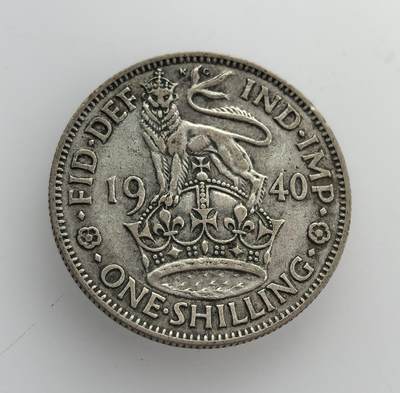 外国优质老铜币纪念币银币专场，周六晚上九点倒数截拍，满百包邮，节前出差在外，5月3日统一发货,可寄存半年，喜欢朋友微信扫描二维码可直接参拍 美品英国乔治五世1940年1 先令银币，正面为国王头像，背面是皇冠雄狮图案，是一战后英国经济恢复期的流通货币。