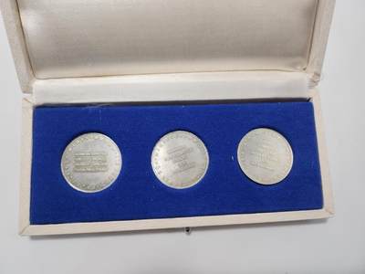 南水社第5次拍卖  东德史塔西（MfS）反法西斯抵抗者纪念章套装 一套三枚原盒原品 1. 弗里茨·施伦克 ​ 2. 阿尔维德·哈纳克博士 ​ 3. 伊尔泽·施托贝章体完好 实拍如图