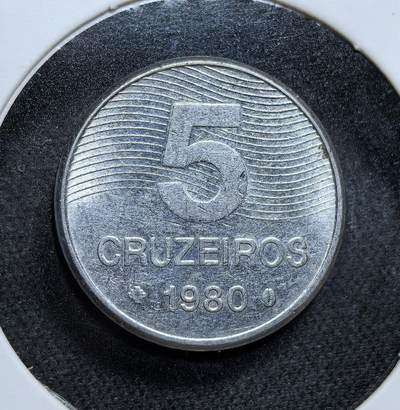 外国优质老铜币纪念币银币专场，周六晚上九点倒数截拍，满百包邮，节前出差在外，5月3日统一发货,可寄存半年，喜欢朋友微信扫描二维码可直接参拍 巴西1980年咖啡树5克鲁塞罗，背面饰以咖啡树图案，凸显巴西 “咖啡王国” 的经济支柱地位，是军政府时期高通胀背景下流通货币的典型代表。