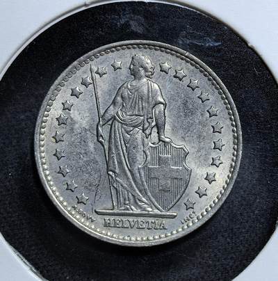 外国优质老铜币纪念币银币专场，周六晚上九点倒数截拍，满百包邮，节前出差在外，5月3日统一发货,可寄存半年，喜欢朋友微信扫描二维码可直接参拍 瑞士1970年1法郎，正面是象征瑞士的女神海尔维蒂亚，背面是面值与花环装饰，是瑞士中立政策下经济繁荣时期的货币见证。