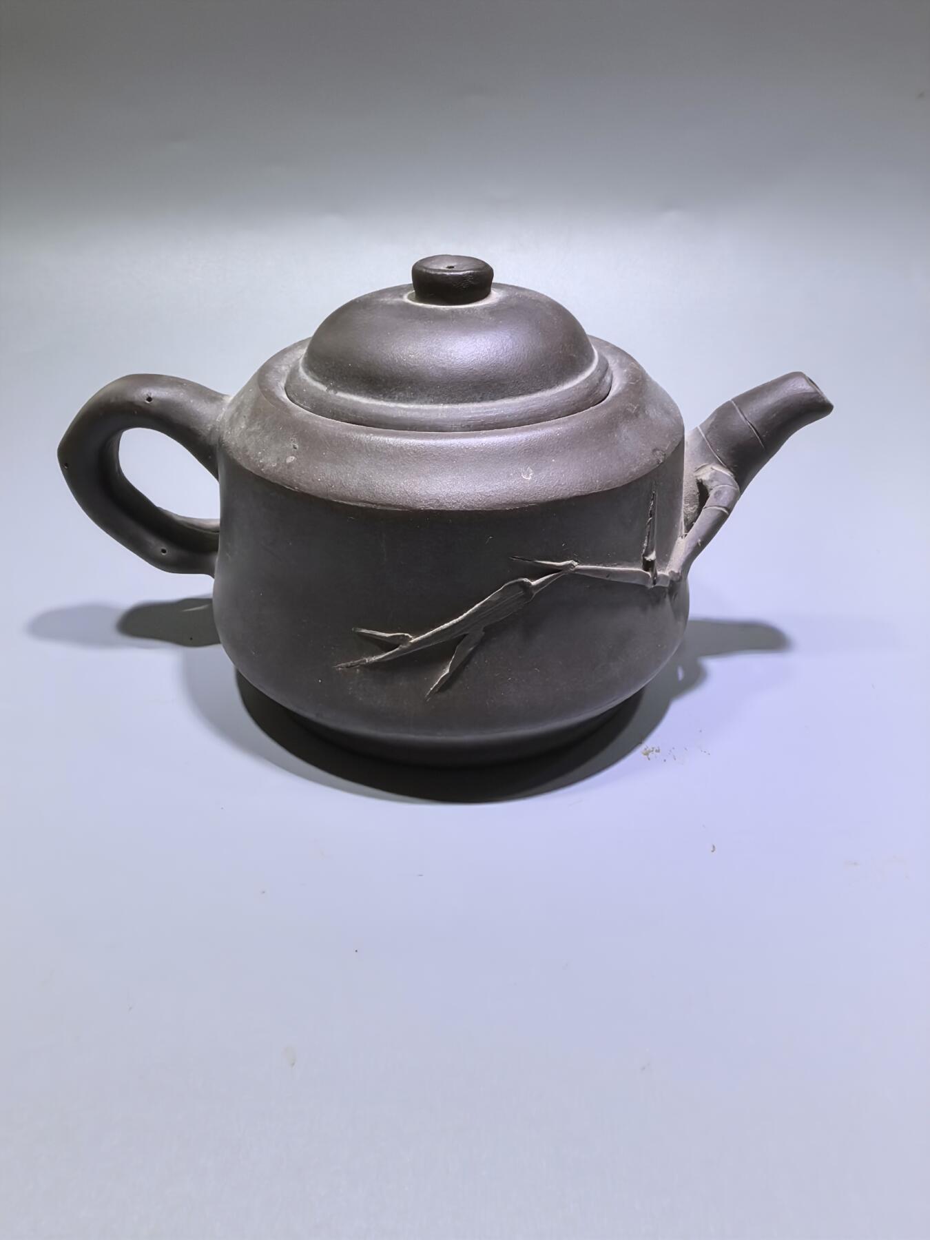 旧藏老紫泥竹节紫砂壶，器型规整，竹韵清雅，泥料温润，藏岁月风骨，品茶香雅韵。