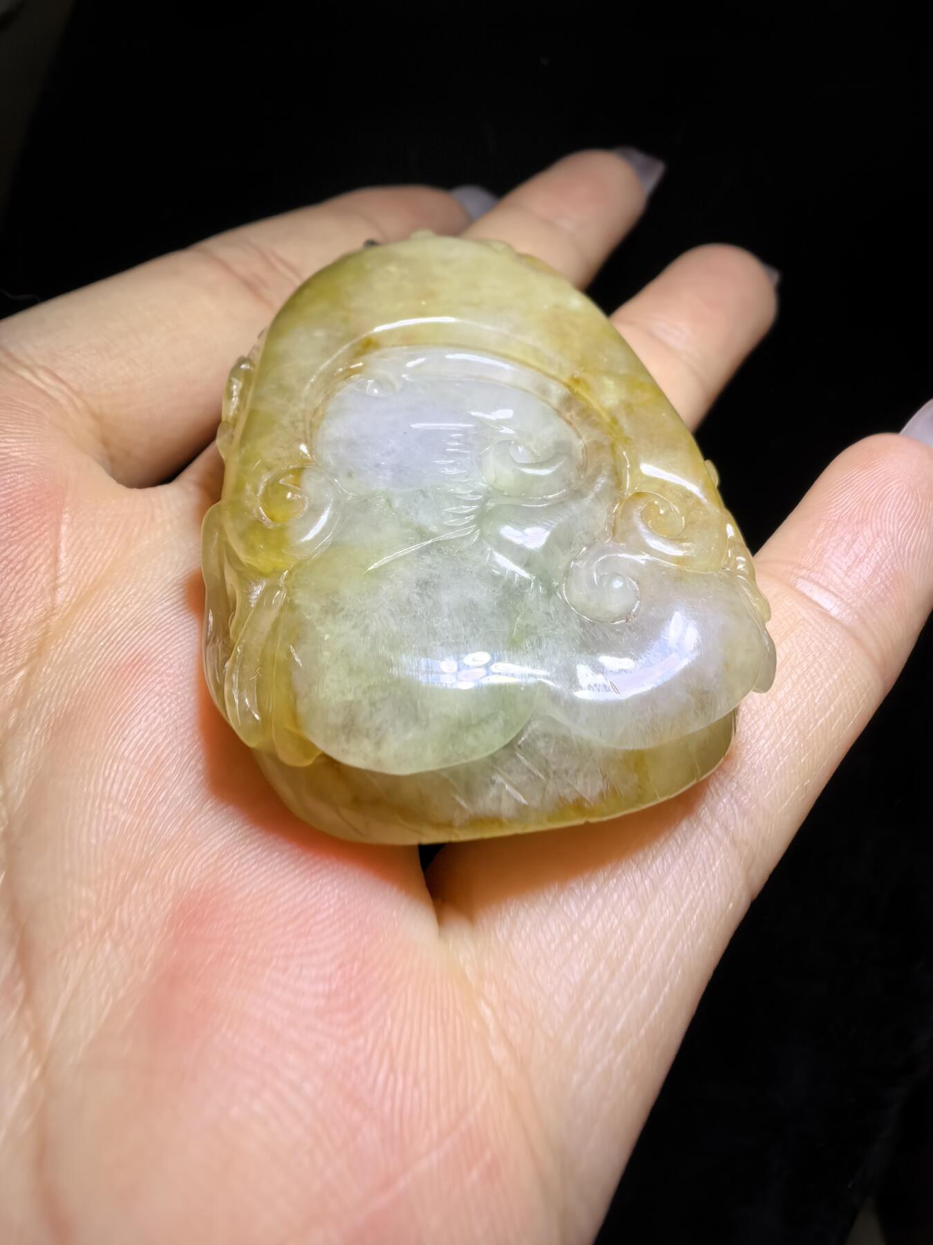 精选天然黄翡龙牌，色泽温润如蜜，通透莹亮。整料随形巧雕，龙纹苍劲灵动，盘曲间尽展威严；背面如意纹饰，线条流畅，寓意顺遂安康。黄翡为“金”，龙主祥瑞，金运与贵气相融，是随身护佑的雅器，亦是收藏赏玩的佳选。5.2cm*3.5cm*1.3cm