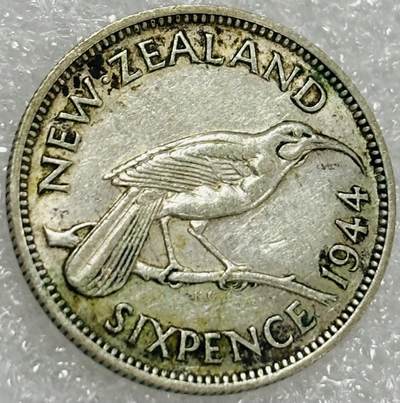 文馨钱币收藏第 302 场，国外回流老铜币，中东阿拉伯地区，拉美等国货币，30 号 1 号二连拍，长期接代拍业务，预计 4 月 4-5 号发货 1944 年英属新西兰乔治六世6 便士银币，2.8 克 500 银