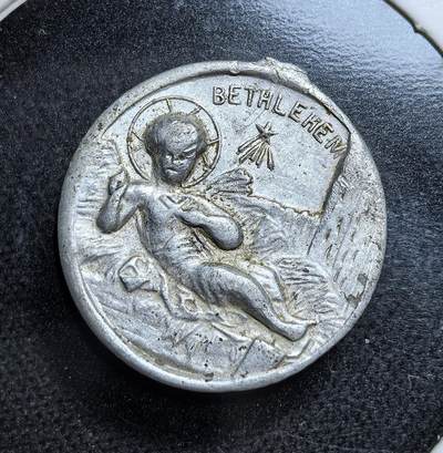 外国优质老铜币纪念币银币专场，周六晚上九点倒数截拍，满百包邮，节前出差在外，5月3日统一发货,可寄存半年，喜欢朋友微信扫描二维码可直接参拍 耶路撒冷题材20世纪初纪念章直径19mm，一面是伯利恒耶稣诞生场景，另一面为耶路撒冷十字，是朝圣与宗教旅行的纪念品，承载基督教圣地的信仰象征。