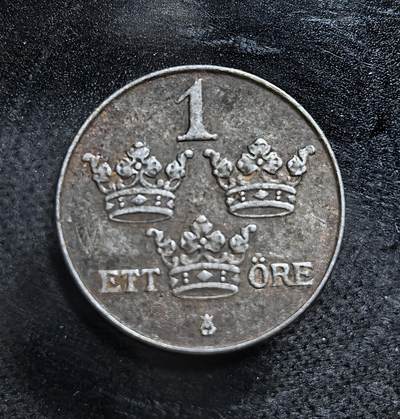 外国优质老铜币纪念币银币专场，周六晚上九点倒数截拍，满百包邮，节前出差在外，5月3日统一发货,可寄存半年，喜欢朋友微信扫描二维码可直接参拍 瑞典1949年1 欧尔，发行于二战结束后，瑞典处于中立政策下的恢复期，硬币设计延续了传统，强调国家稳定与人民团结，在战后经济复苏中扮演日常流通角色。