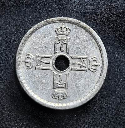 外国优质老铜币纪念币银币专场，周六晚上九点倒数截拍，满百包邮，节前出差在外，5月3日统一发货,可寄存半年，喜欢朋友微信扫描二维码可直接参拍 挪威哈康七世1924 年首年25 欧尔铜镍币，中央镂空、正面四组王徽为特征，属战后稳定期的流通辅币，见证挪威君主制与早期现代经济体系。