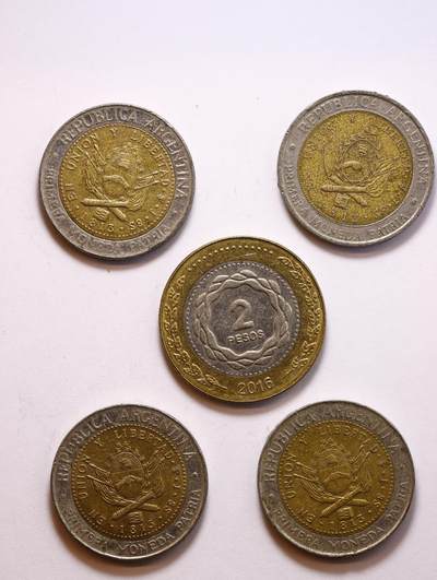 观钱 近现代机制币拍卖No.010（全场顺丰包邮，不区分偏远地区，本场5月5日开始发货）  阿根廷 “五月太阳” 系列双色流通币一组（含 1 比索 / 2 比索）