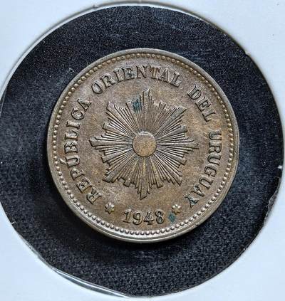 外国优质老铜币纪念币银币专场，周六晚上九点倒数截拍，满百包邮，节前出差在外，5月3日统一发货,可寄存半年，喜欢朋友微信扫描二维码可直接参拍 极美品乌拉圭1948年5分铜币，币面的 “五月太阳” 是乌拉圭的国家象征。二战后乌拉圭经济稳定，这枚铜币是该国战后重建时期流通辅币的代表。