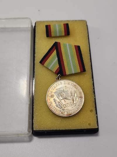 南水社第5次拍卖  东德国家人民军银级忠诚服役奖章 原盒原品 章体完好 实拍如图