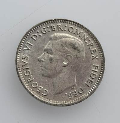 外国优质老铜币纪念币银币专场，周六晚上九点倒数截拍，满百包邮，节前出差在外，5月3日统一发货,可寄存半年，喜欢朋友微信扫描二维码可直接参拍 澳大利亚1950 年乔治六世 3 便士银币，正面为英王头像，背面以麦穗象征农业，是澳英联邦时期的流通货币，见证了战后澳大利亚的经济复苏