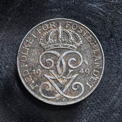 外国优质老铜币纪念币银币专场，周六晚上九点倒数截拍，满百包邮，节前出差在外，5月3日统一发货,可寄存半年，喜欢朋友微信扫描二维码可直接参拍 瑞典1949年1 欧尔，发行于二战结束后，瑞典处于中立政策下的恢复期，硬币设计延续了传统，强调国家稳定与人民团结，在战后经济复苏中扮演日常流通角色。