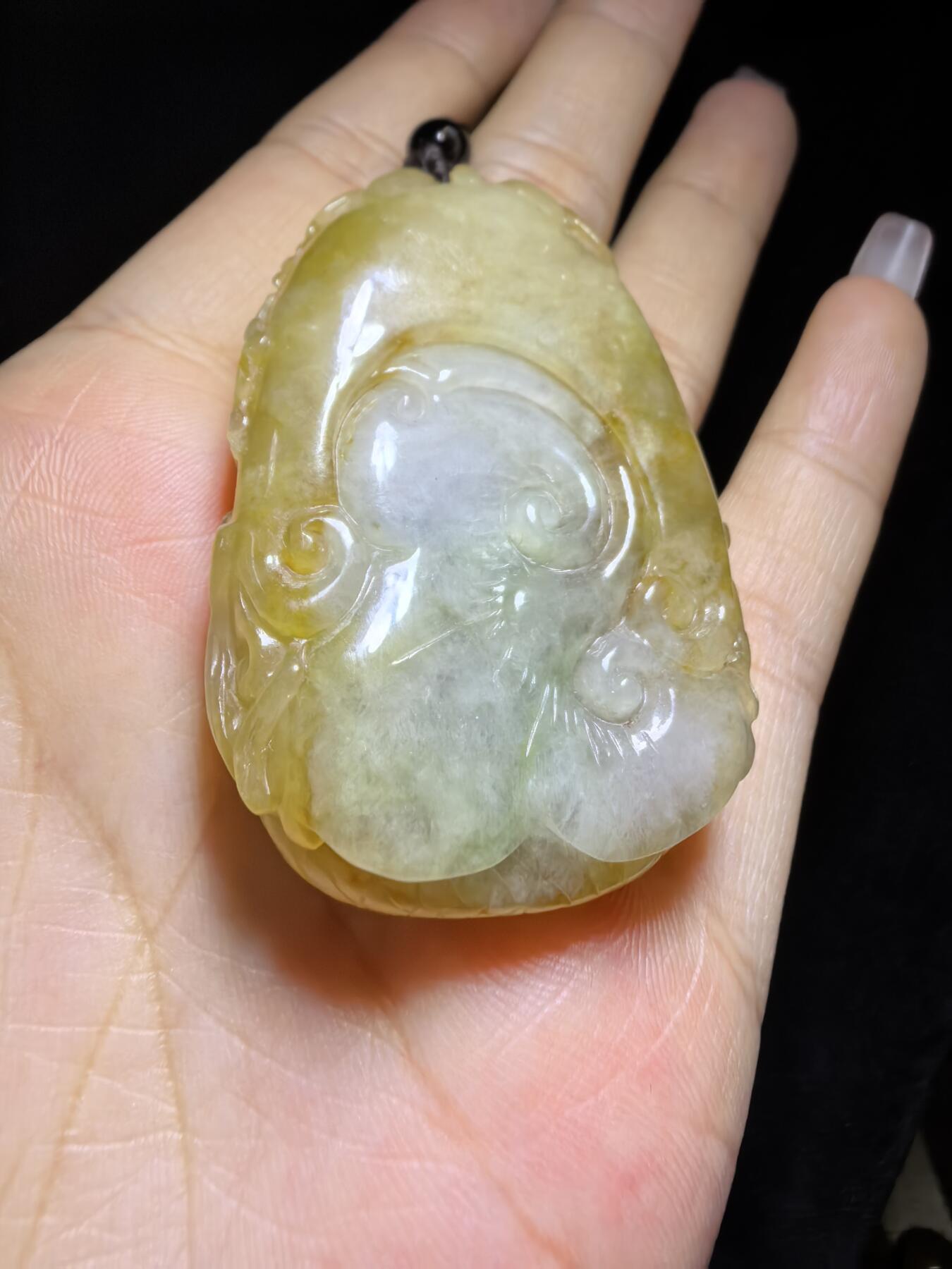 精选天然黄翡龙牌，色泽温润如蜜，通透莹亮。整料随形巧雕，龙纹苍劲灵动，盘曲间尽展威严；背面如意纹饰，线条流畅，寓意顺遂安康。黄翡为“金”，龙主祥瑞，金运与贵气相融，是随身护佑的雅器，亦是收藏赏玩的佳选。5.2cm*3.5cm*1.3cm