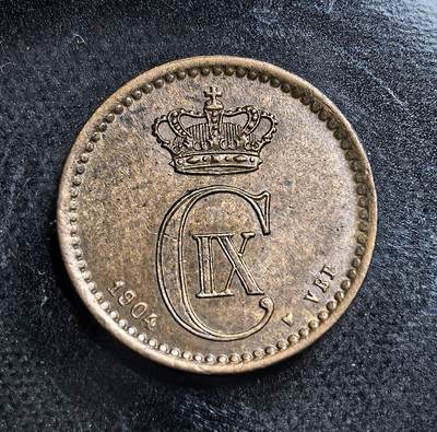 外国优质老铜币纪念币银币专场，周六晚上九点倒数截拍，满百包邮，节前出差在外，5月3日统一发货,可寄存半年，喜欢朋友微信扫描二维码可直接参拍 极美品丹麦国王克里斯蒂安九世1904年海豚1欧尔。币面以王冠与花押字（C IX）象征君权，背面海豚与麦穗代表海洋与农业，是近代丹麦君主制时期稳定经济体系的典型流通辅币。