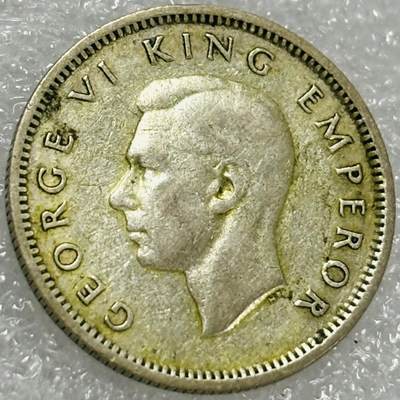 文馨钱币收藏第 302 场，国外回流老铜币，中东阿拉伯地区，拉美等国货币，30 号 1 号二连拍，长期接代拍业务，预计 4 月 4-5 号发货 1939 年英属新西兰乔治六世6 便士银币，2.8 克 500 银