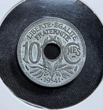 外国优质老铜币纪念币银币专场，周六晚上九点倒数截拍，满百包邮，节前出差在外，5月3日统一发货,可寄存半年，喜欢朋友微信扫描二维码可直接参拍 少见极美品维希法国1941 年10 生丁双点版，二战中法国物资匮乏，币面 “RF” 与共和口号保留，却见证了被占领时期的特殊历史背景。