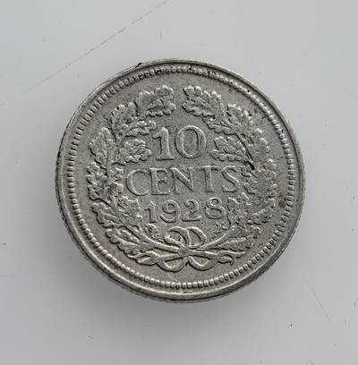 外国优质老铜币纪念币银币专场，周六晚上九点倒数截拍，满百包邮，节前出差在外，5月3日统一发货,可寄存半年，喜欢朋友微信扫描二维码可直接参拍 荷兰威廉明娜女王1928年10分银币，是一战后荷兰经济稳定时期的流通货币，见证了女王在位期间的荷兰历史。
